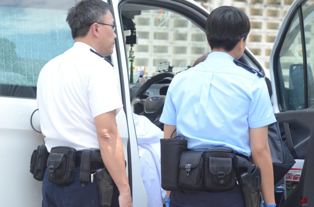 男子在客貨車內燒炭亡。 歐陽偉光攝
