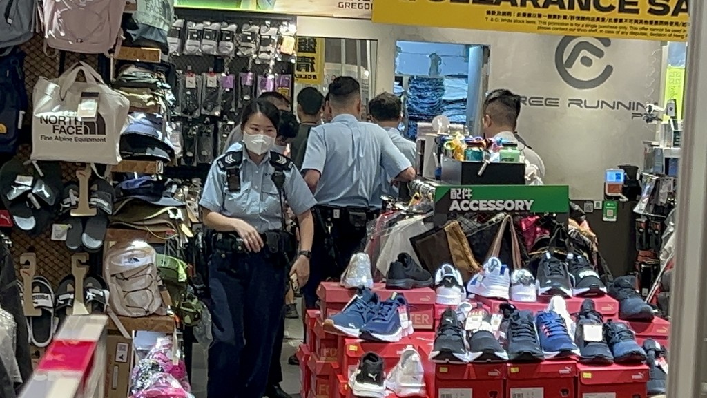 警员在运动用品店调查。蔡楚辉摄