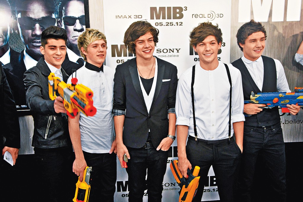 Zayn(左一)突發布疑似歌詞的聲明,自爆曾遭1D隊友歧視有亞裔血統的身份。