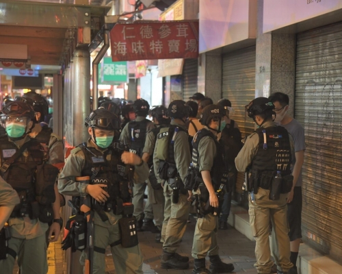 防暴警在彌敦道近聯合廣場截查多人。