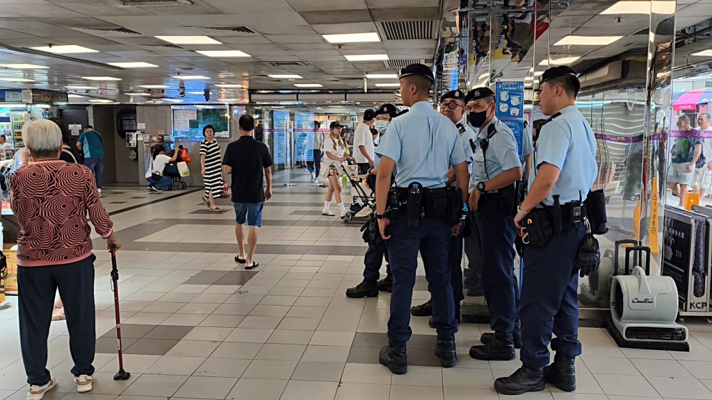 警員在葵涌廣場高調巡查。徐裕民攝 警員在葵涌廣場高調巡查。徐裕民攝