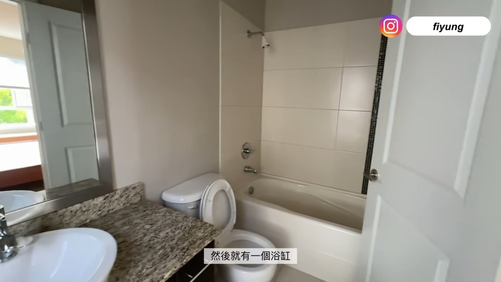 內有浴缸和花灑。 內有浴缸和花灑。