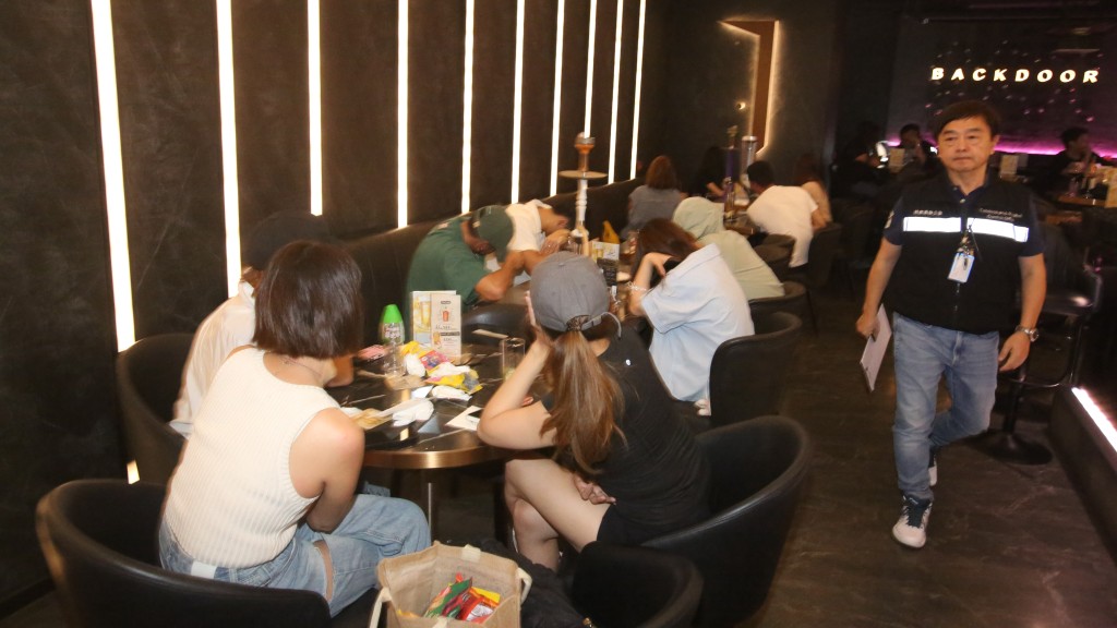 控煙辦尖沙咀酒吧放蛇,打擊非法提供吸食水煙服務。徐裕民攝