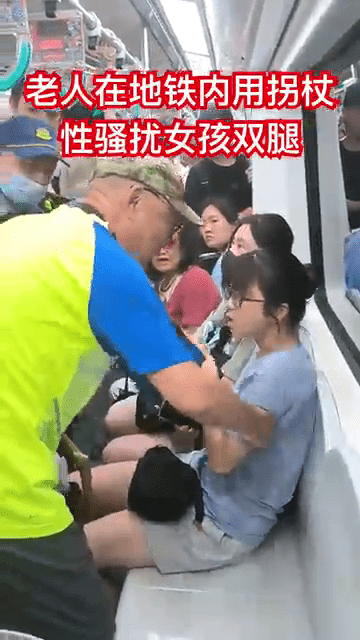 老翁又尝试用手将女子拉离座位。