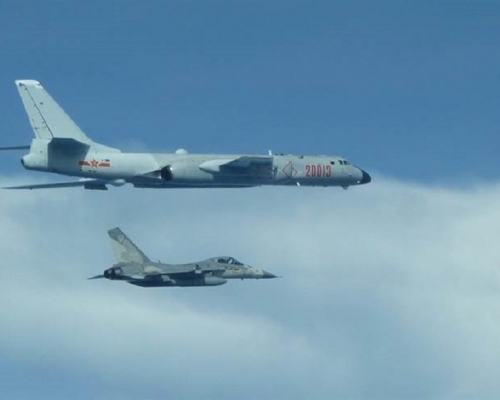 台灣軍方派戰機監視解放軍轟-6轟炸機。網上圖片