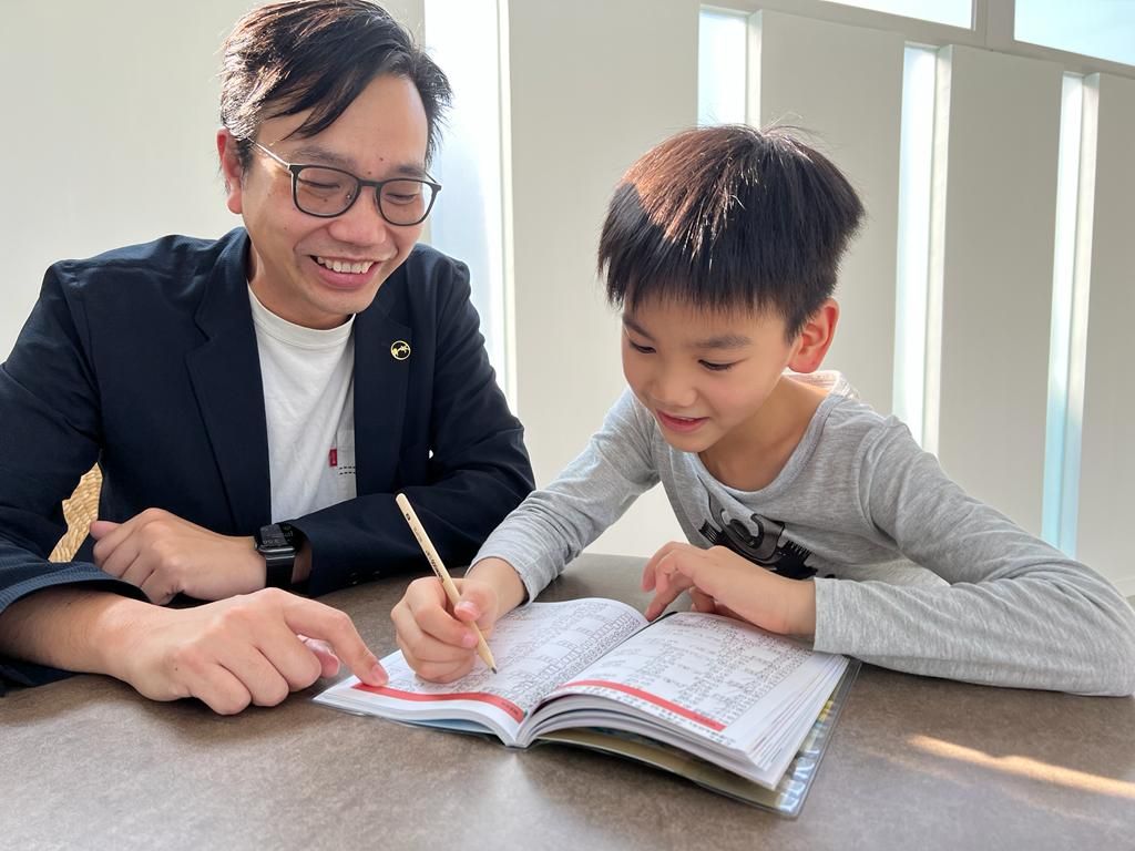 德萃幼稚园部及小学部总校长朱子颖趁这个特别假期，让儿子自订时间表。