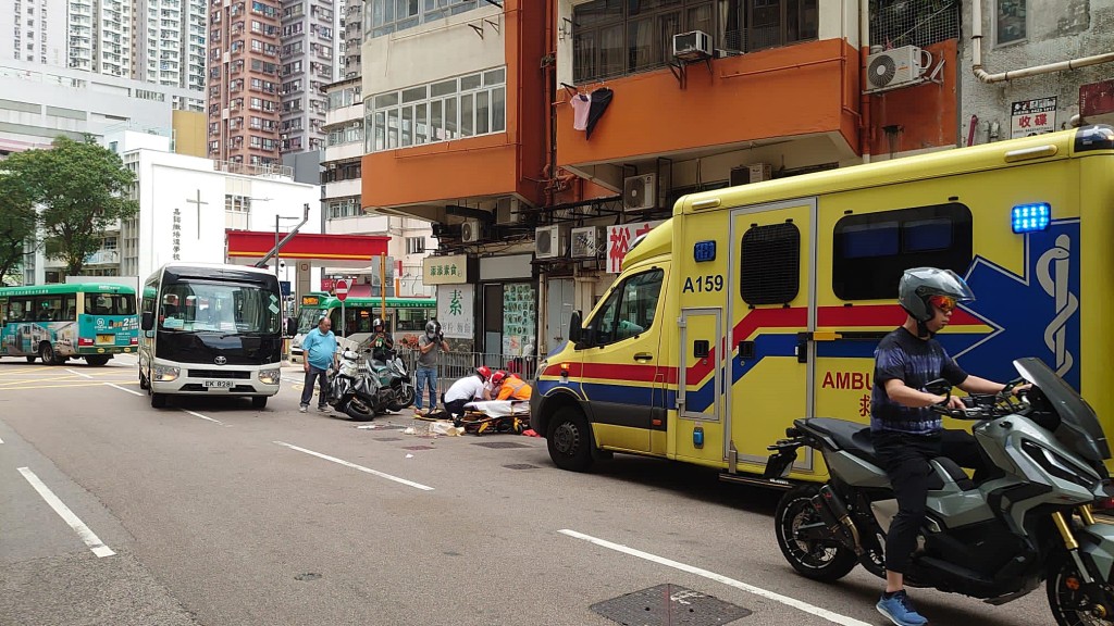  救护员到场施救。fb：车cam L（香港群组）