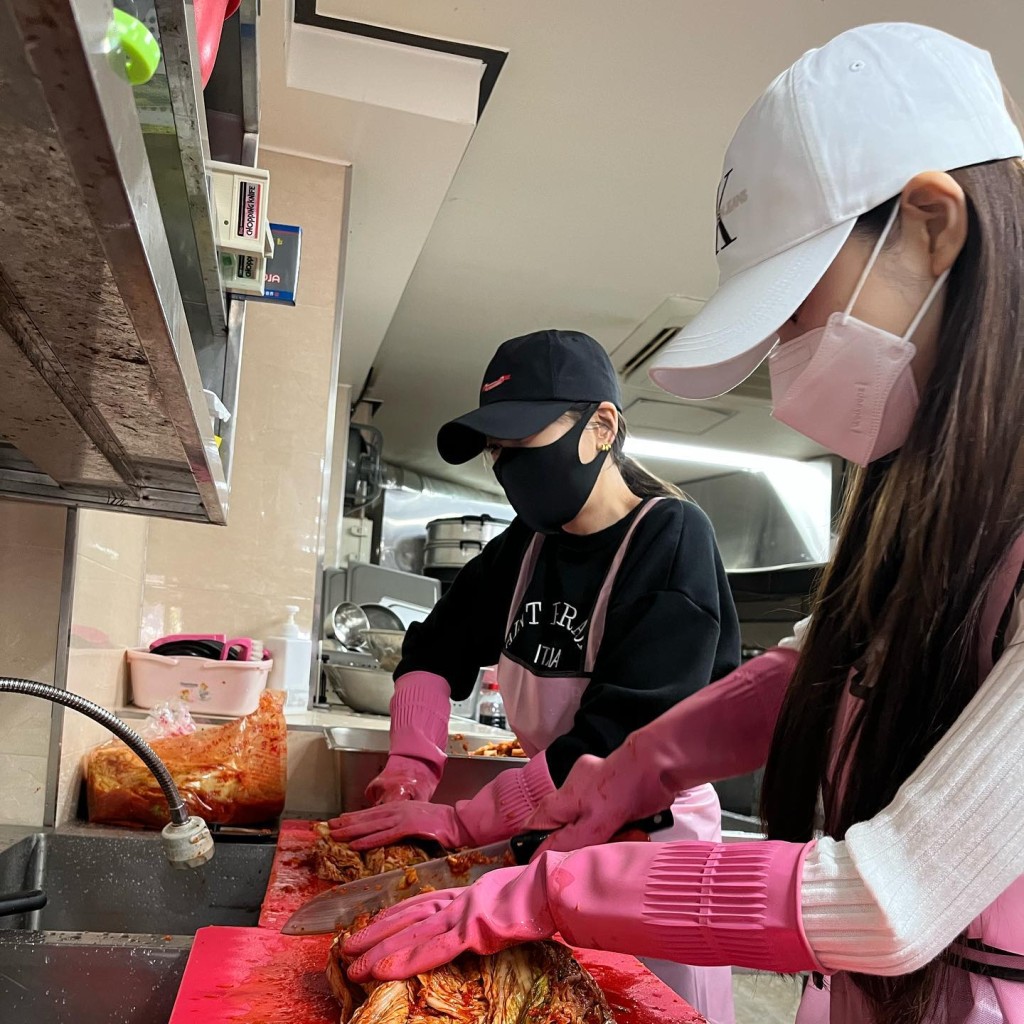 宋智雅與強藝元（左）去教會幫手。