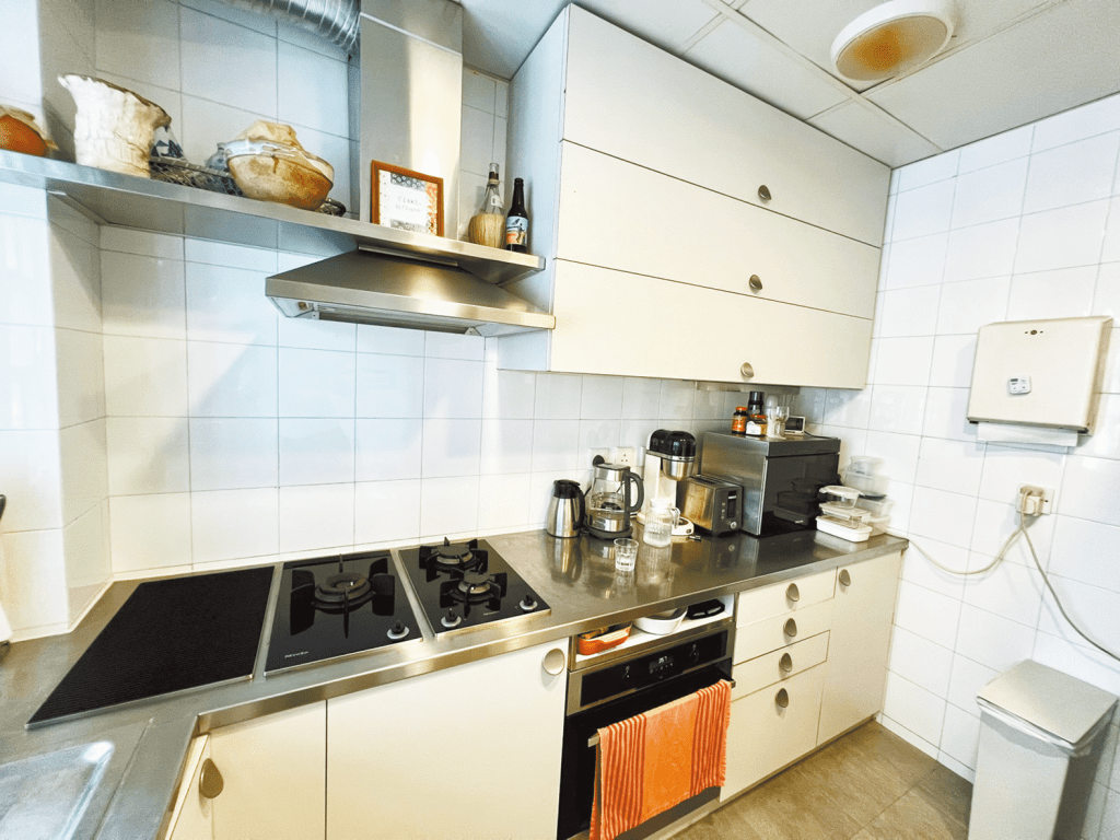 厨房保养簇新，浅调设计亦方便日常打理。