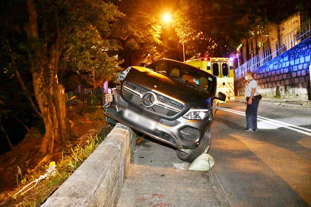車頭擱在路壆上。