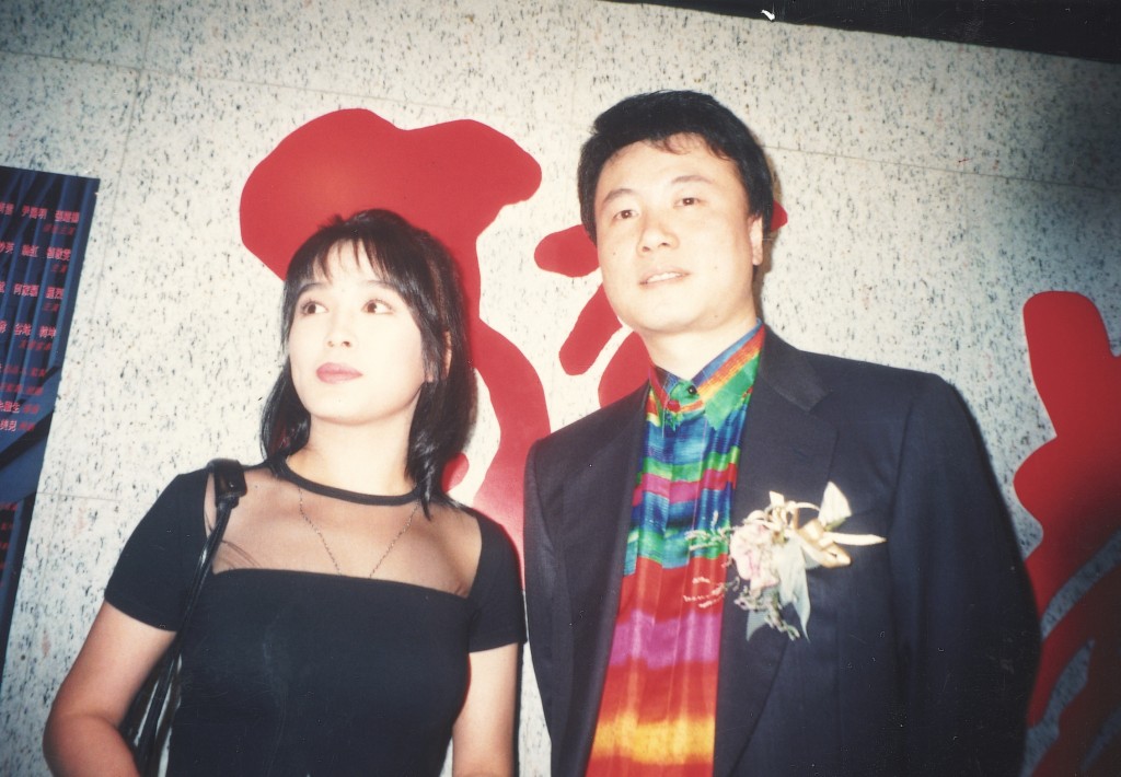 1995年，羅傑承與當時女友陳加玲在尖沙嘴街頭被斬，羅傑承遭數名持刀兇徒斬中三刀，手筋被斬斷。