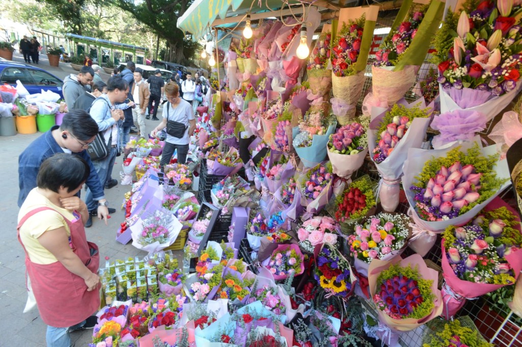 有花店表示，今年情人節市道較往年好，料生意額比去年增加20%。 資料圖片