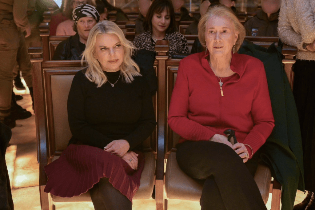 以色列總理辦公室於去年12月16日發佈的這張照片，薩拉的外貎被指「經處理」過。fb@Prime Minister of Israel