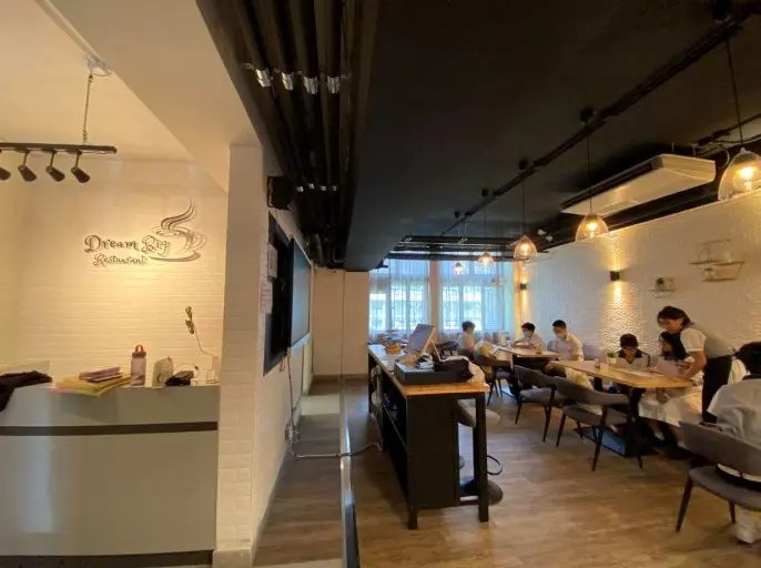學生可以在相連家政室的一個課室進行飲食行業相關的職業訓練。