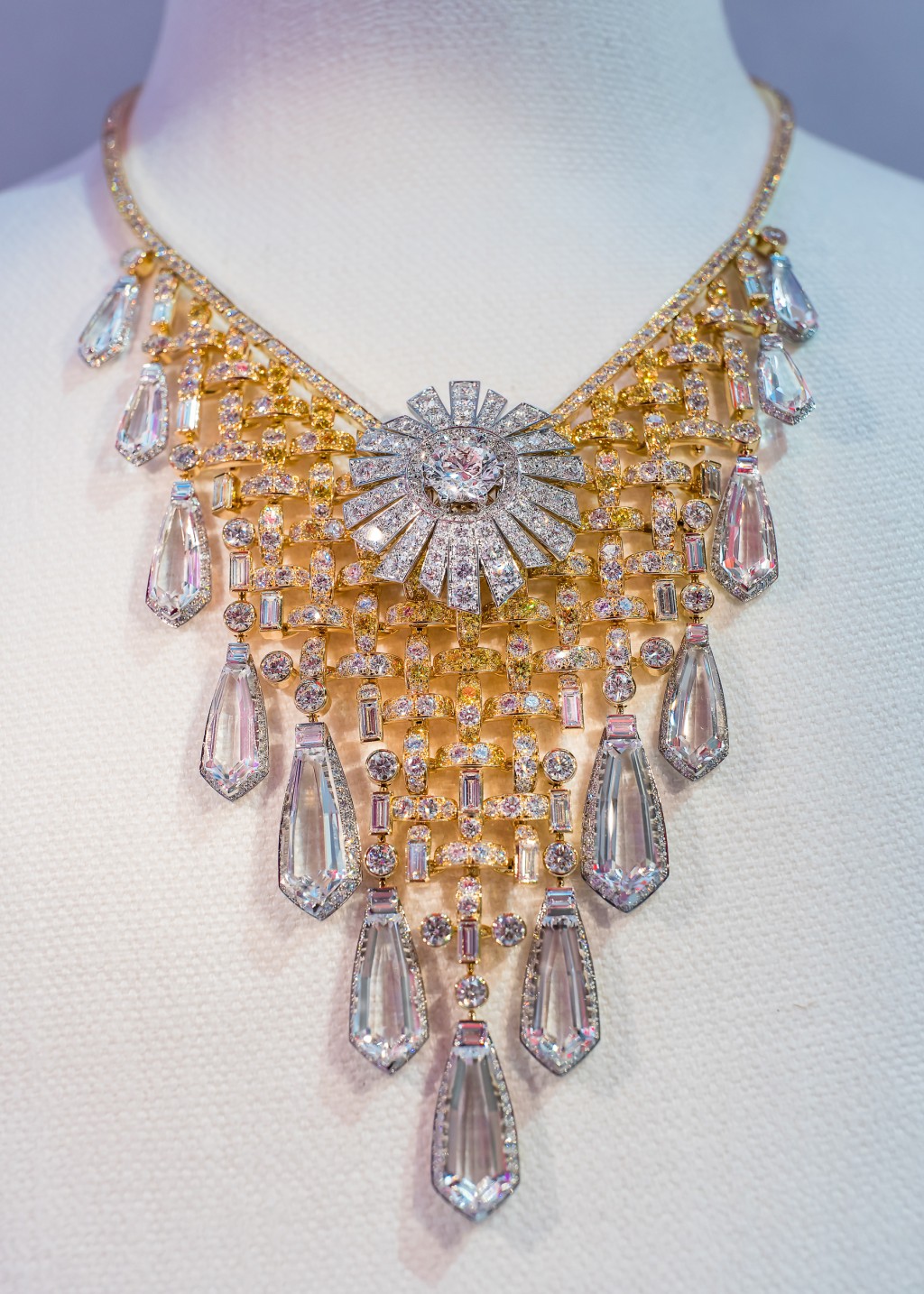 Tweed Cambon 黄金及白金钻石项链，镶嵌黄钻及白水晶。