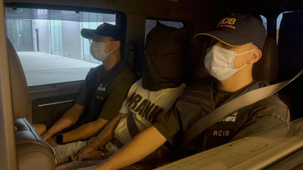 香港海关捣破葵涌私烟仓库 检获153万元私烟 拘一男。海关图片