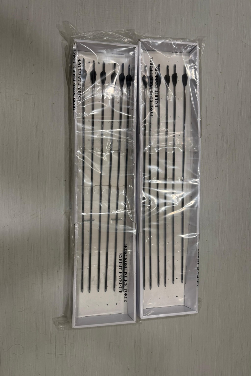 警方在行動中檢獲十二支箭。警方圖片