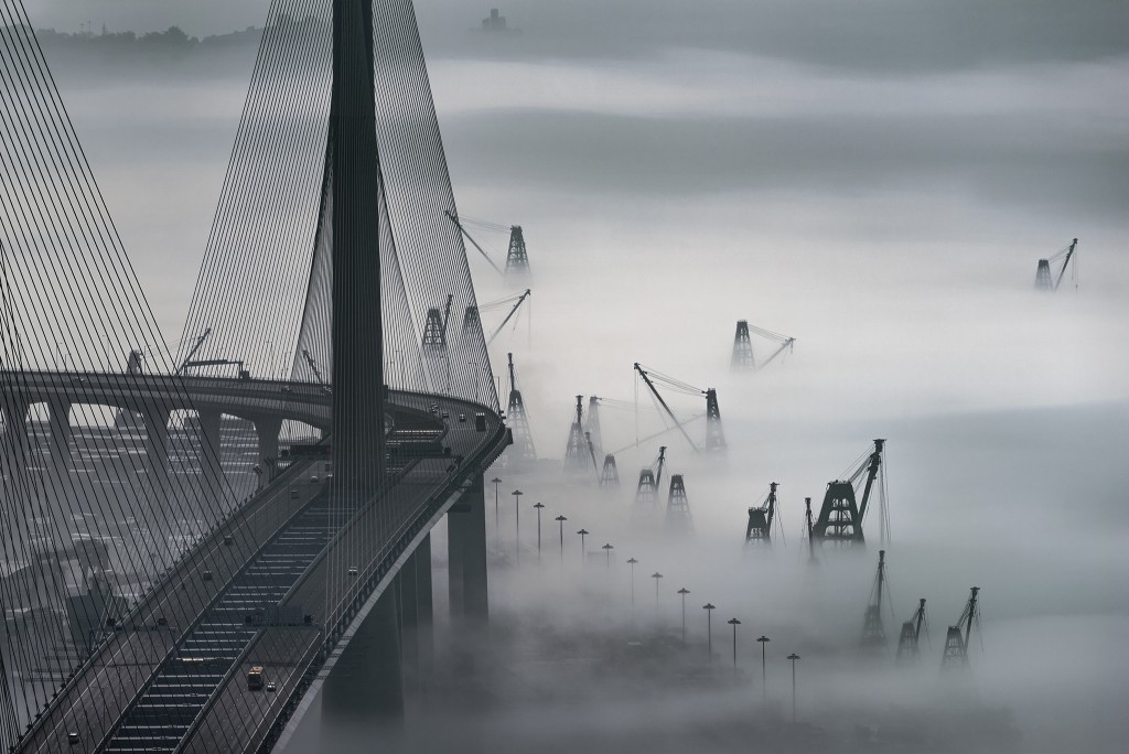 大霧下的昂船洲大橋作品，入選「2017年度國家地理旅遊攝影師大賽」。資料圖片