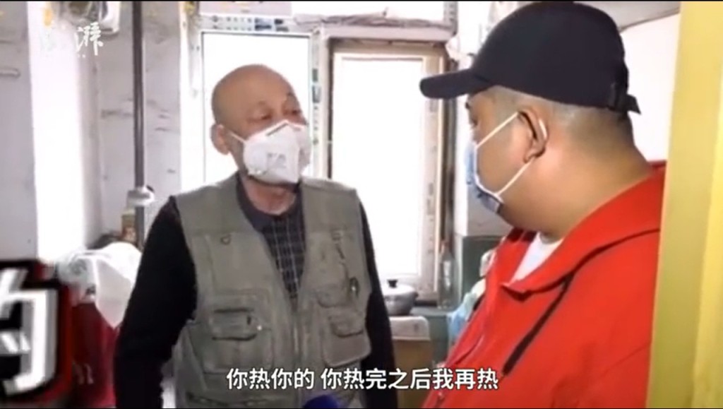 夫妻二人各自煮飯。 影片截圖