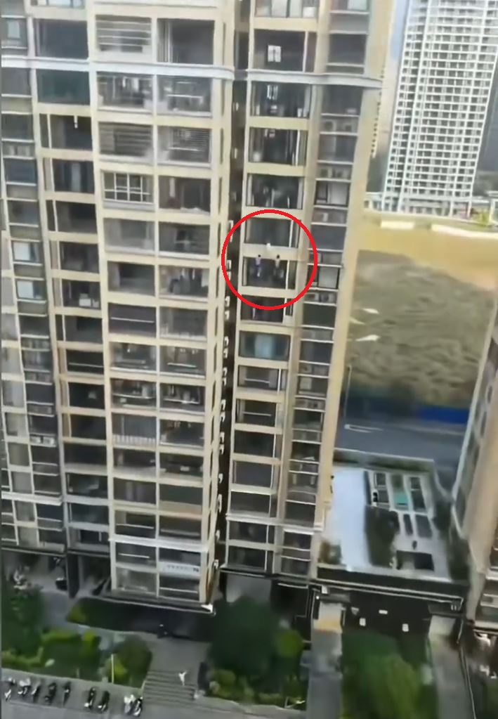 福建3岁妹头卡12楼栏杆悬空，邻居冒死托凳“死顶”救回。