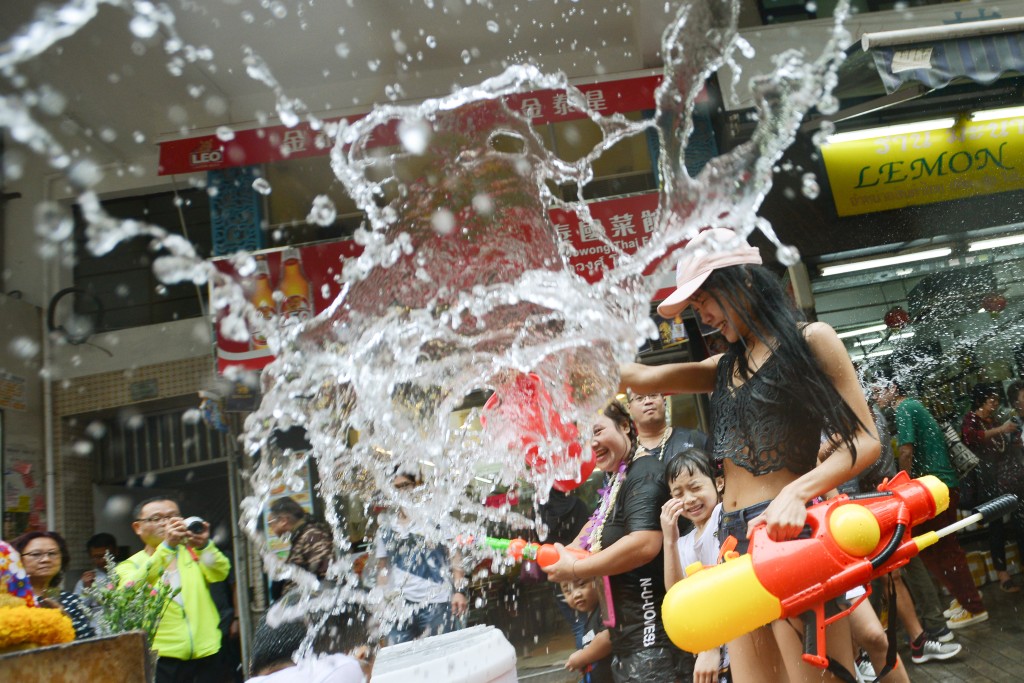 每年四月的九龙城泰国泼水节是巿民共享的乐事，当日大家会互相泼水庆祝泰国新年。(资料图片)