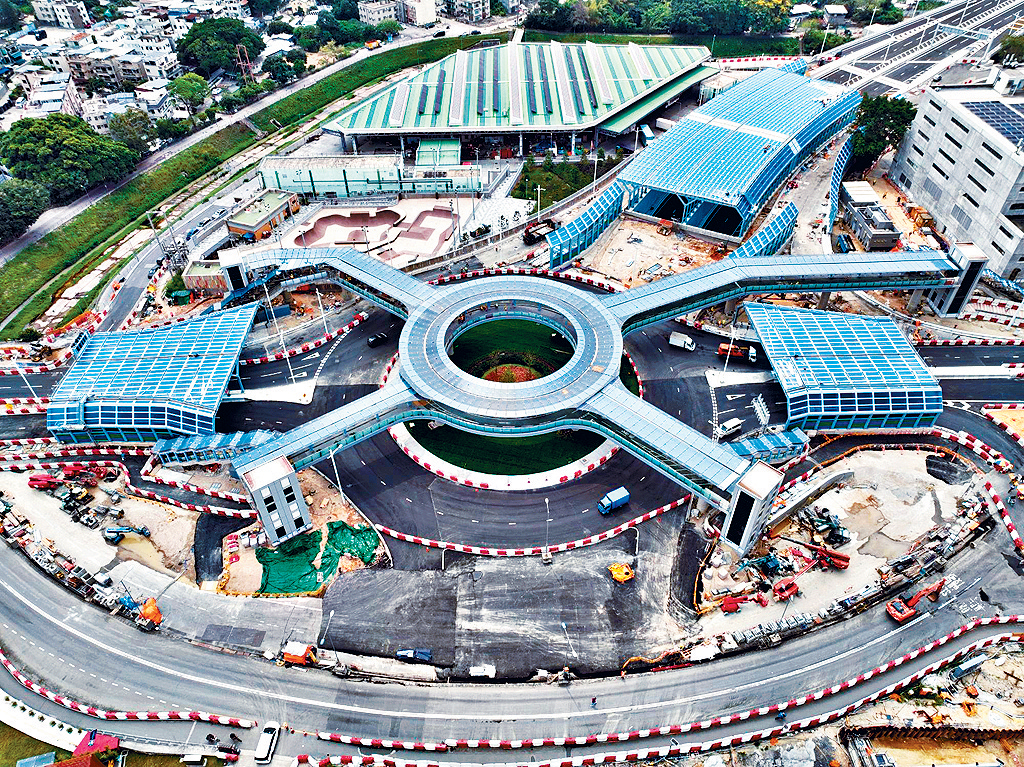 龙跃头交汇处环形行人天桥是全球首条应用S960国产超高强度钢材建造的行人天桥。