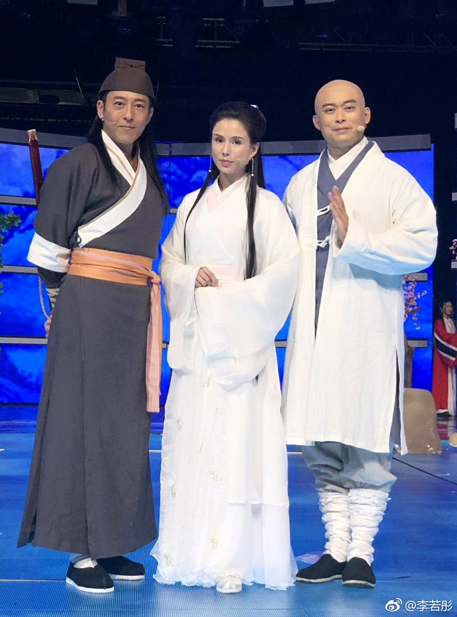 李若彤近年北上发展，2019年为内地节目扮「小龙女」，同场还有「令狐冲」吕颂贤（左）、「虚竹」樊少皇，全部都完美冻龄。