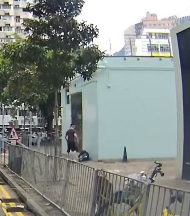 出事一刻，跑步男已即時停步。fb「車cam L（香港群組）」截圖