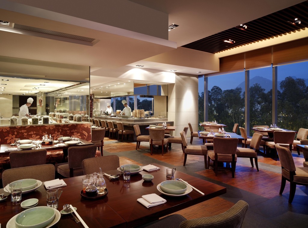 位于沙田凯悦酒店的沙田18，环境开扬，有大玻璃窗引入日光。