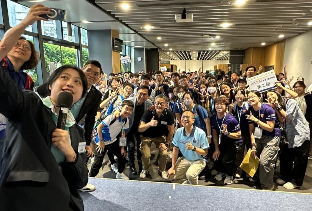 香港警务处东九龙总区今日（20日）与「九龙东区各界联会」合办一项紧张刺激的青年「实境游戏解密」活动。