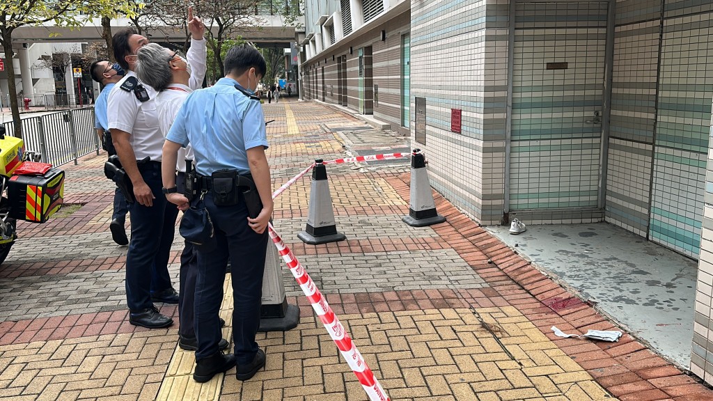 女子由柏景灣平台墮地，地面遺下血漬及波鞋，警員到場調查。劉漢權攝