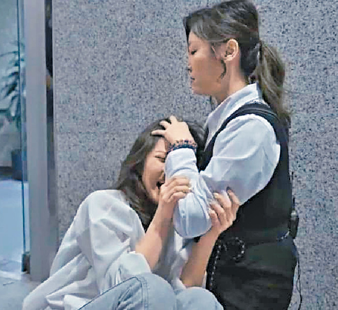 ■徐加晴(右)在節目中幫鬼上身的主持人驅魔。