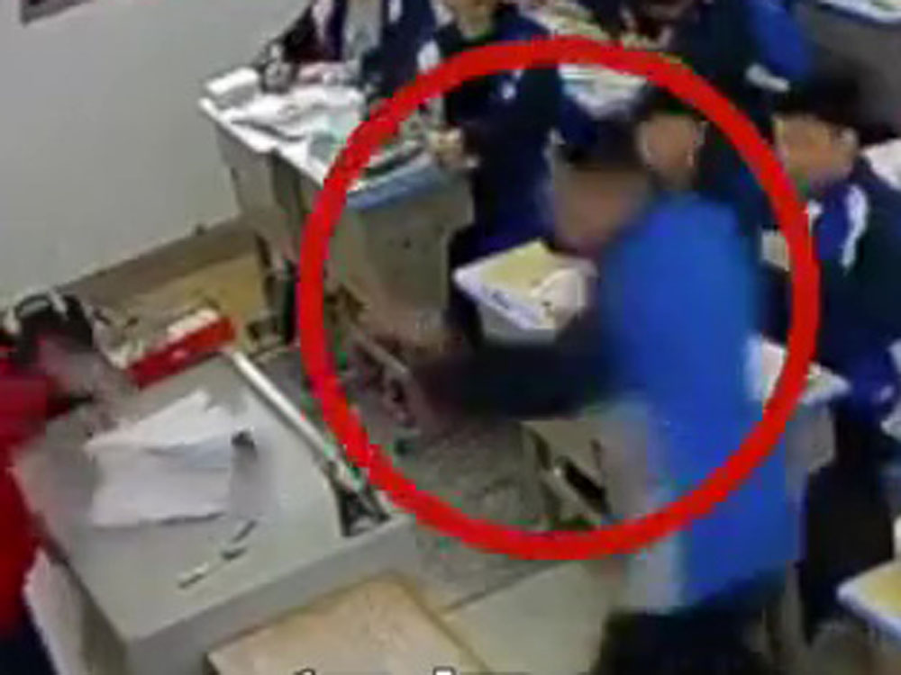 男学生冲上讲台对女老师挥拳。