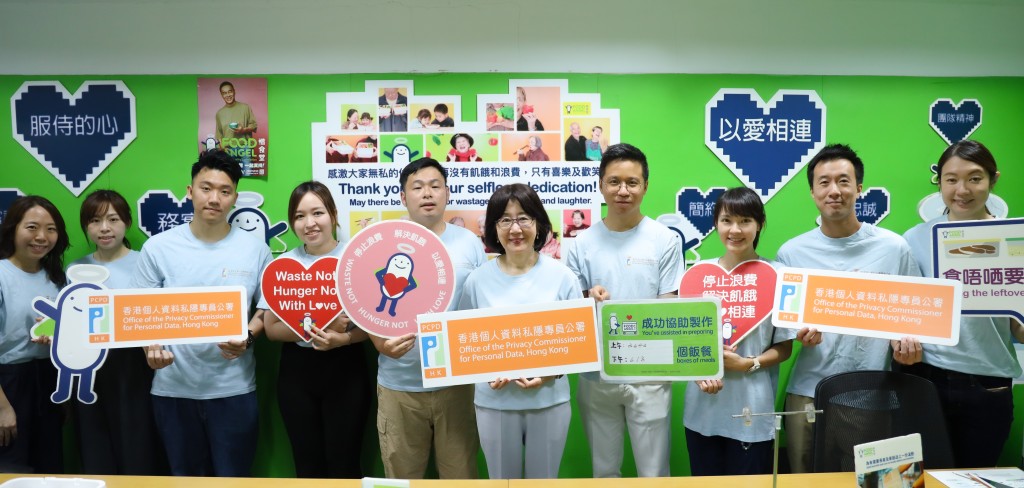 私隱專員鍾麗玲(右五)及關愛義工隊成員合共製作了2,642份餐盒。 私隱專員鍾麗玲(右五)及關愛義工隊成員合共製作了2,642份餐盒。
