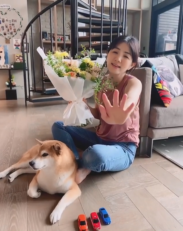 Ella大唱《我依然是你的情人》。