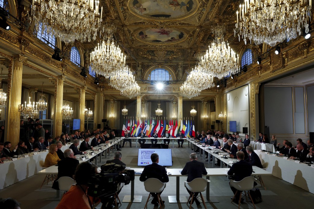 欧盟20国领袖与其他西方政要在法国爱丽舍宫举行会议。美联社