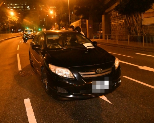 私家車停培正道路中。