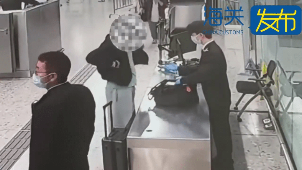 毒男北上面青青神情亢奮，被揭香水布袋藏冰毒，西九龍站斷正。