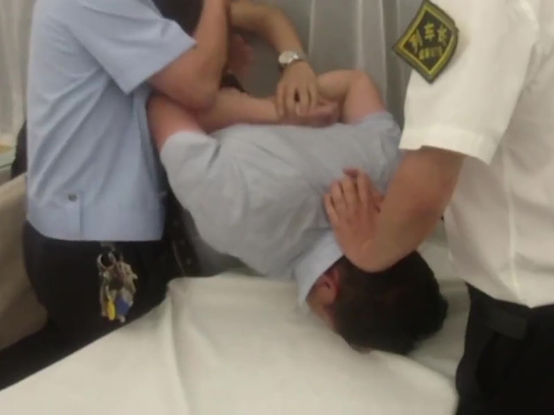 乘警與列車工作人員合力將何男制服。(網圖)