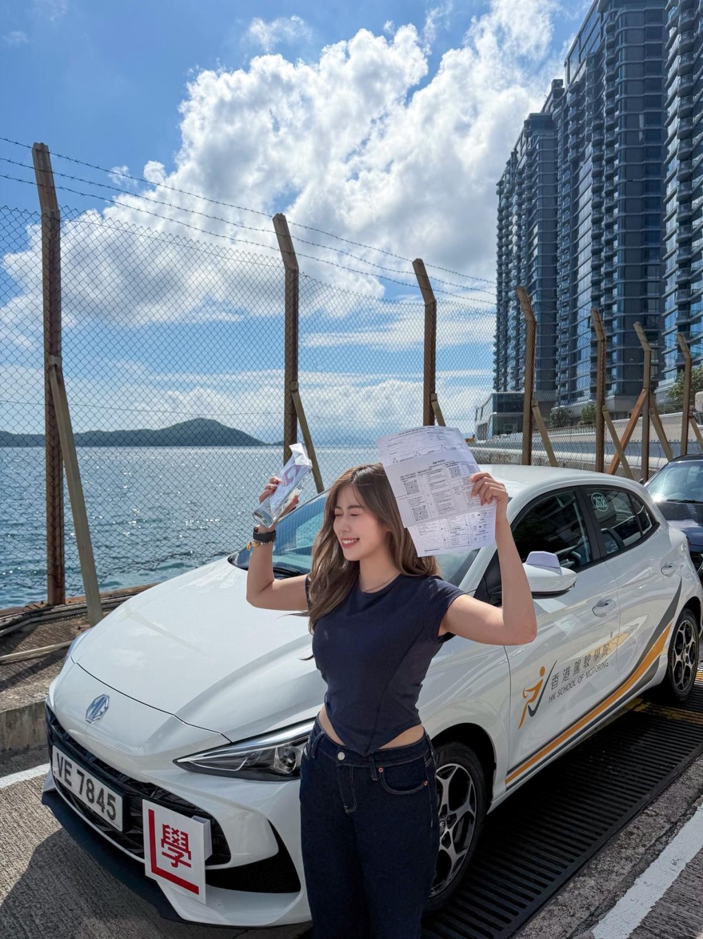 波波在社交平台分享了成功考獲車牌的照片。