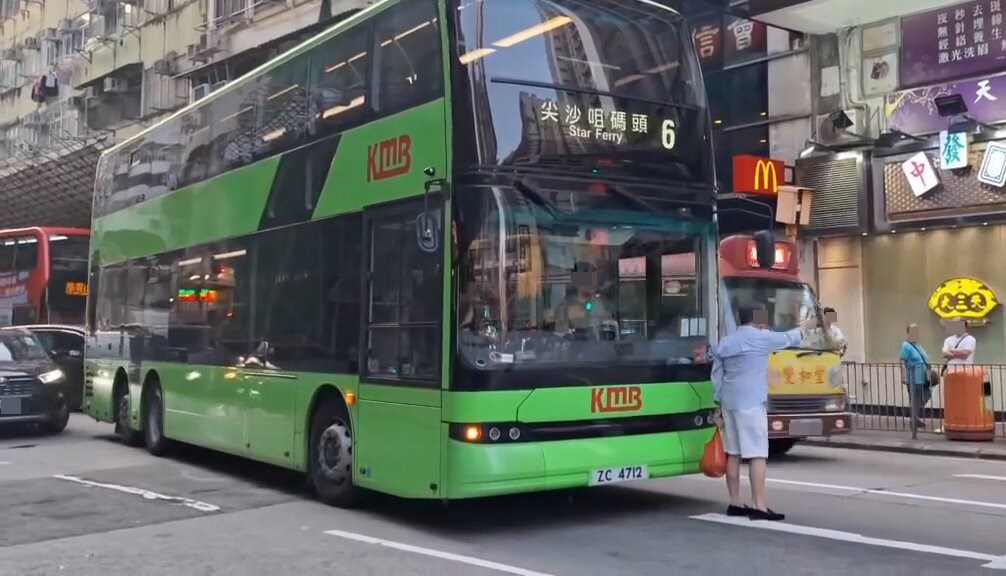 長沙灣一名短褲大叔無視危險, 早前被拍攝到走出馬路中心人肉 檔巴士,期間還手指指地與路人 發生激烈對罵。大叔的囂張行為 不但影響附近交通,還大陣仗地 累到全車人落車。Threads截圖 長沙灣一名短褲大叔無視危險, 早前被拍攝到走出馬路中心人肉 檔巴士,期間還手指指地與路人 發生激烈對罵。大叔的囂張行為 不但影響附近交通,還大陣仗地 累到全車人落車。Threads截圖