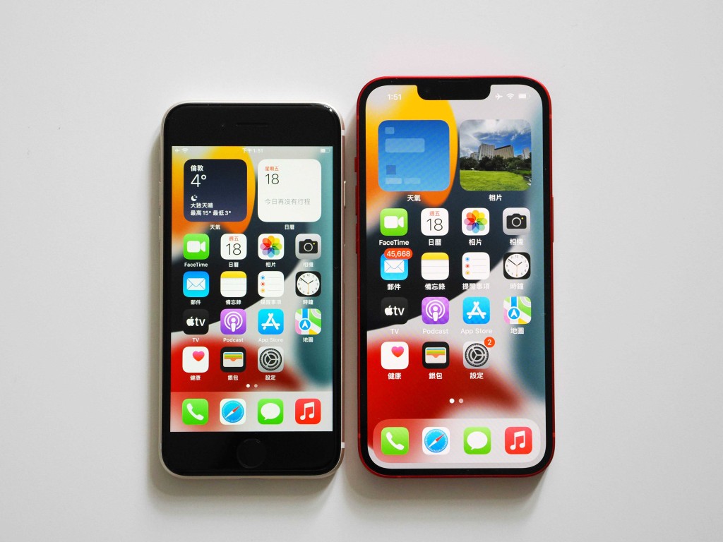 iPhone SE 3(左)沿用4.7吋Retina HD荧幕,机身比6.1吋的iPhone 13(右)小巧得多。 iPhone SE 3(左)沿用4.7吋Retina HD荧幕,机身比6.1吋的iPhone 13(右)小巧得多。