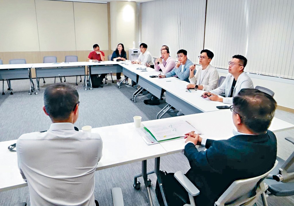民建聯立法會議員顏汶羽昨與路政署會面。