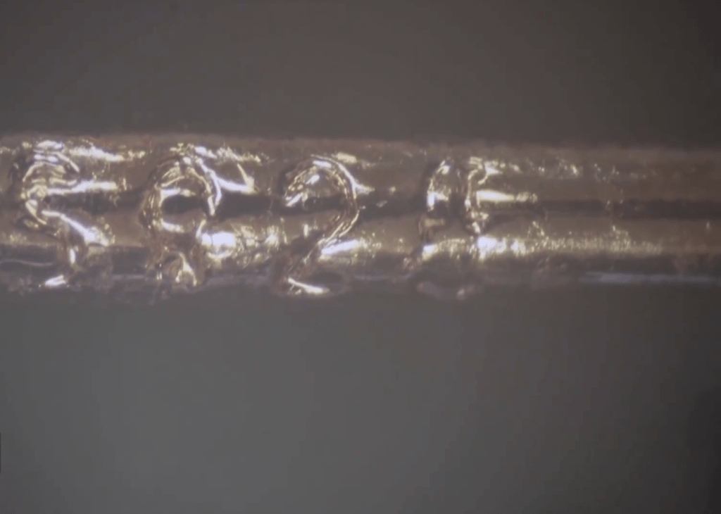 內媒披露廉價合金首飾，奸商偽造標識。 央視截圖