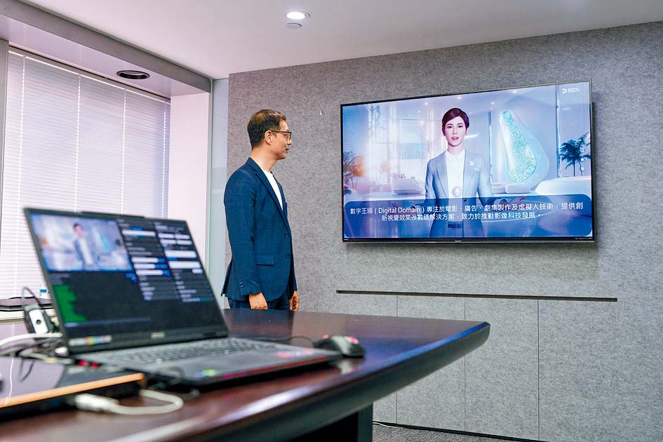 依托多年電影特效積累的經驗，數字王國的AI虛擬人可精準呈現眨眼、微笑、皺眉等細微表情，配合AI實時語義理解、應答生成能力，實現與真人無異的交流體驗。