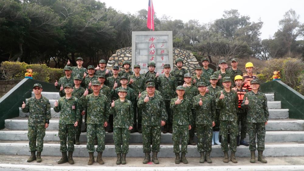 金門二膽島傳出逃兵事件，陸軍司令周五親赴大膽島及二膽島激勵士氣。 