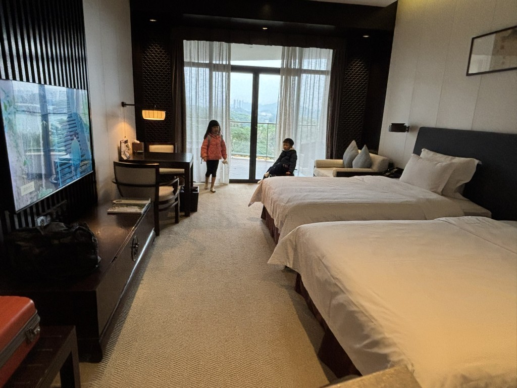 酒店宽敞附大露台，可眺望高球场及园林景致。（图片来源：《亲子王》）