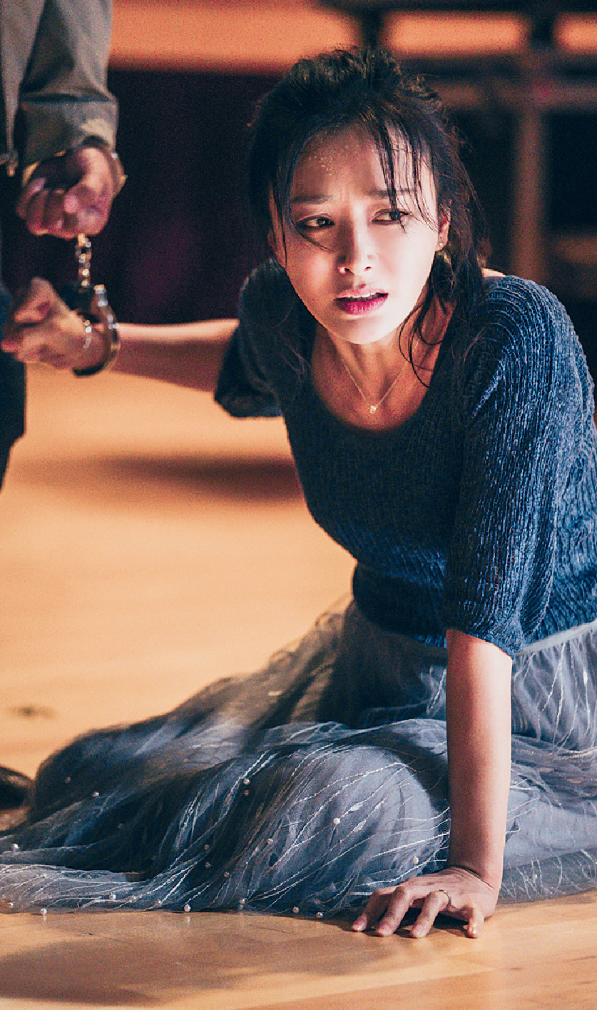 ■秦嵐飾演大肚婆，更被鎖上手扣在地上拖拉。
