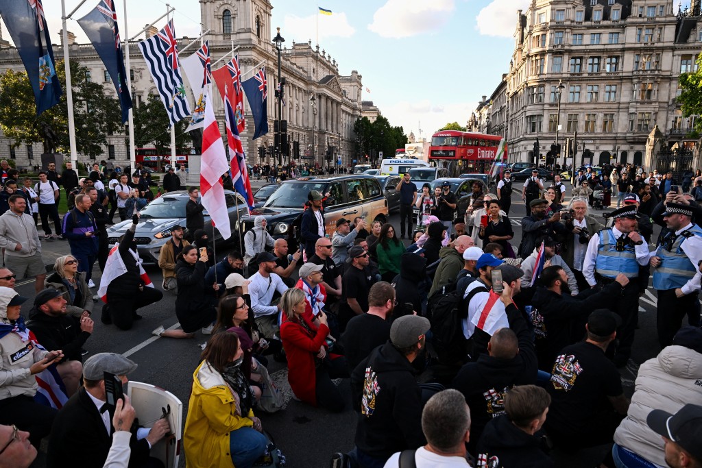 英國北愛爾蘭首府貝爾法斯特周二爆發反移民示威及騷亂。路透社