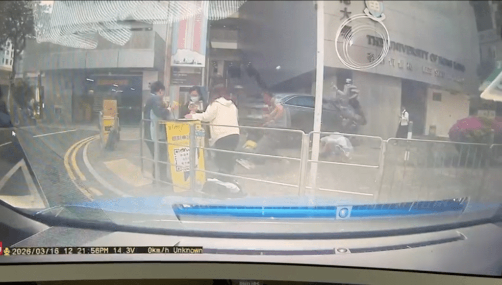 多名途人被平治私家車撞倒。網片截圖